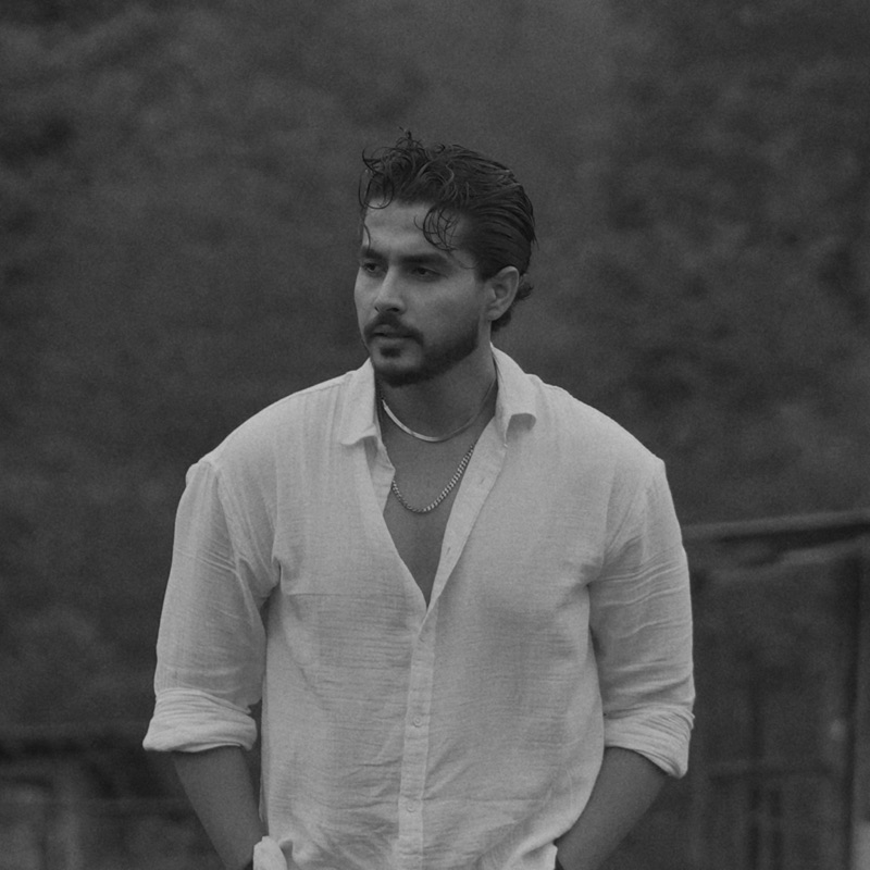 کاور Younes Bayat